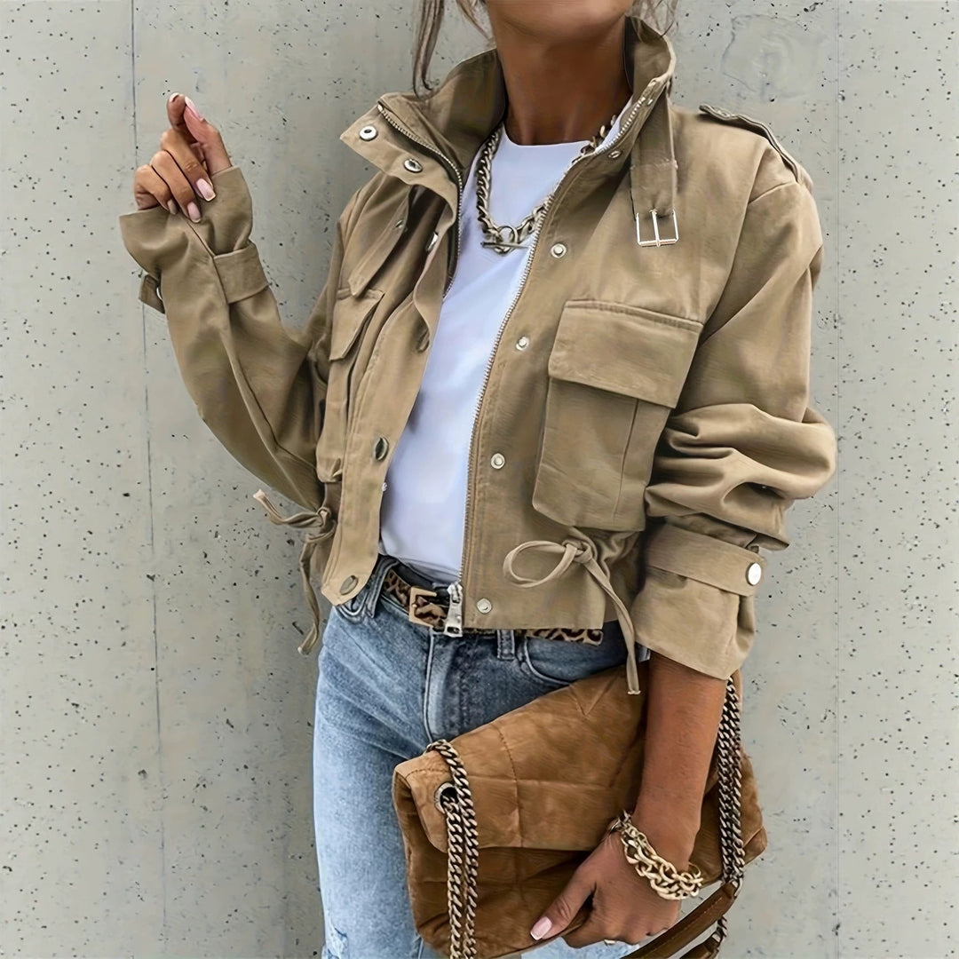 Giacca donna biker versatile con collo alto, adatta per abbigliamento casual e look di mezza stagione.