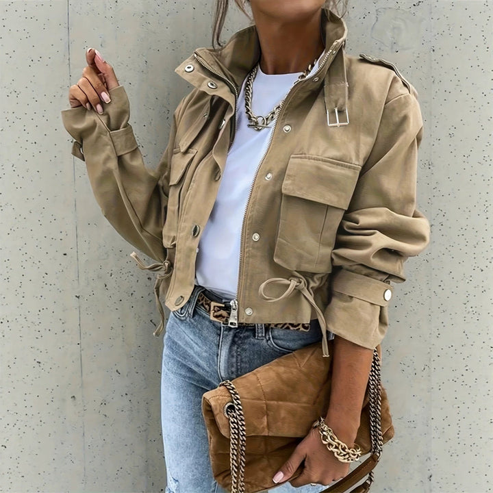 Giacca donna biker versatile con collo alto, adatta per abbigliamento casual e look di mezza stagione.