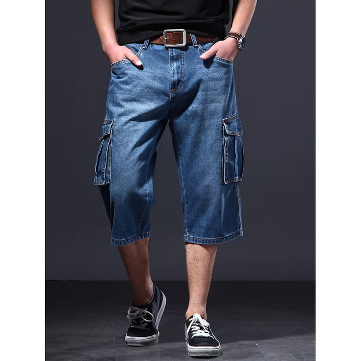 Capri da uomo stile utility con ampie tasche laterali, perfetti per un outfit primaverile-estivo confortevole e pratico.