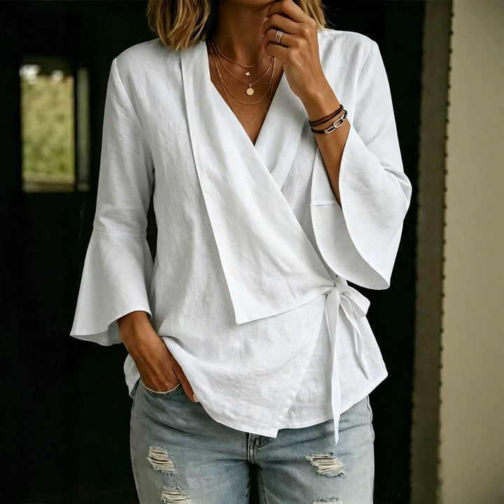 Camicetta donna asimmetrica con rever e maniche svasate. Look elegante e casual chic primavera/estate.
