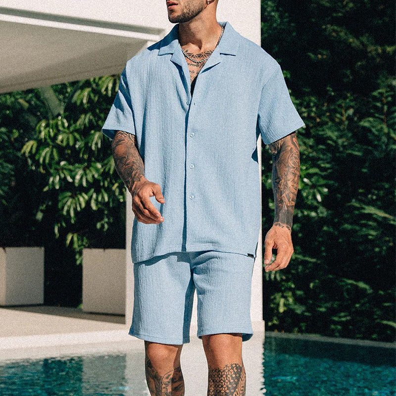 Set completo estivo uomo: t-shirt stampata e pantaloncini. Look streetwear casual, ideale per moda estiva.