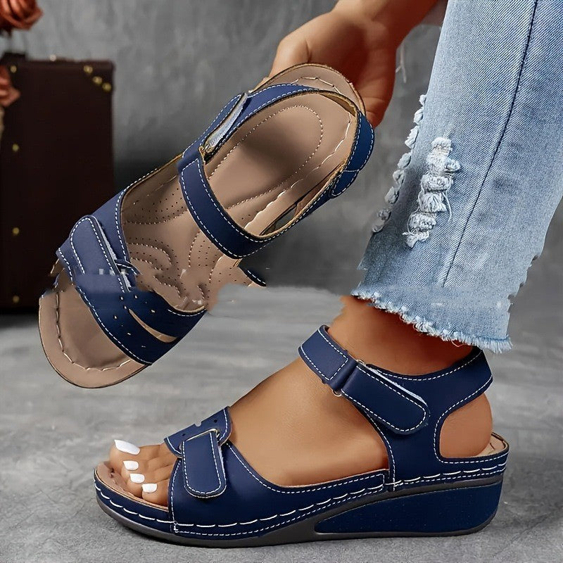 Comodi sandali estivi donna con suola alta, perfetti per passeggiate. Chiusura velcro regolabile.