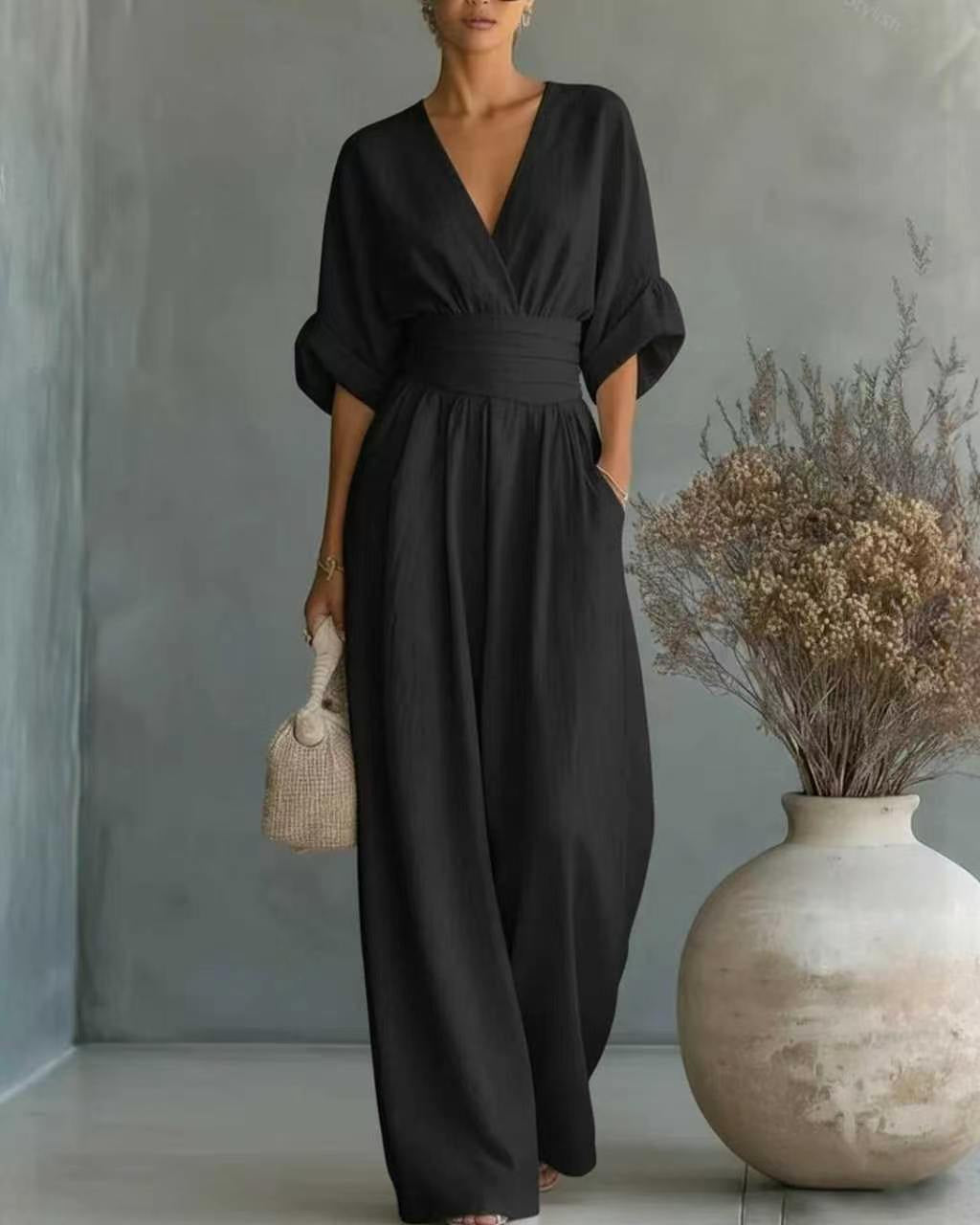 Tuta elegante da donna slim fit con scollo a V e vita alta. Ideale per look chic, eventi serali o formali.