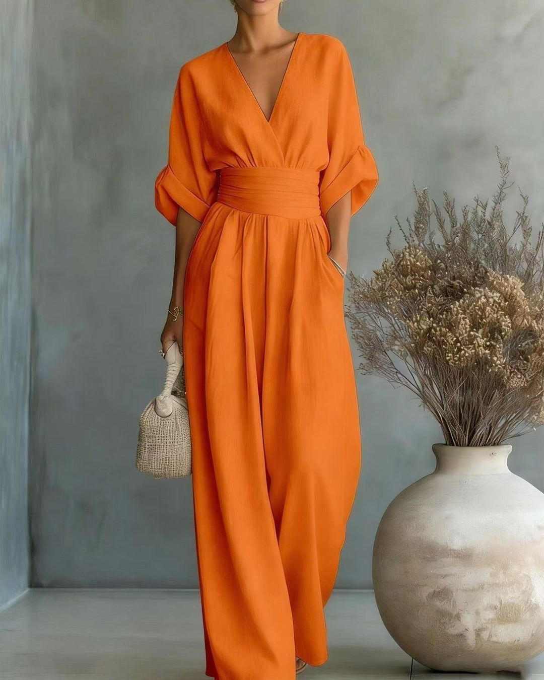 Tuta moda donna con scollo a V, vita alta e gamba slim. L'outfit elegante e contemporaneo per ogni occasione.