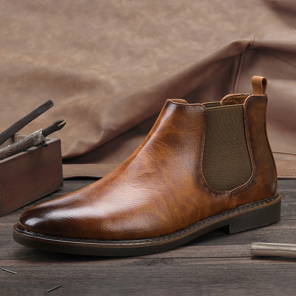 Stivaletti Chelsea uomo eleganti, ideali per outfit business. Design slip-on con punta tonda e suola grippante.