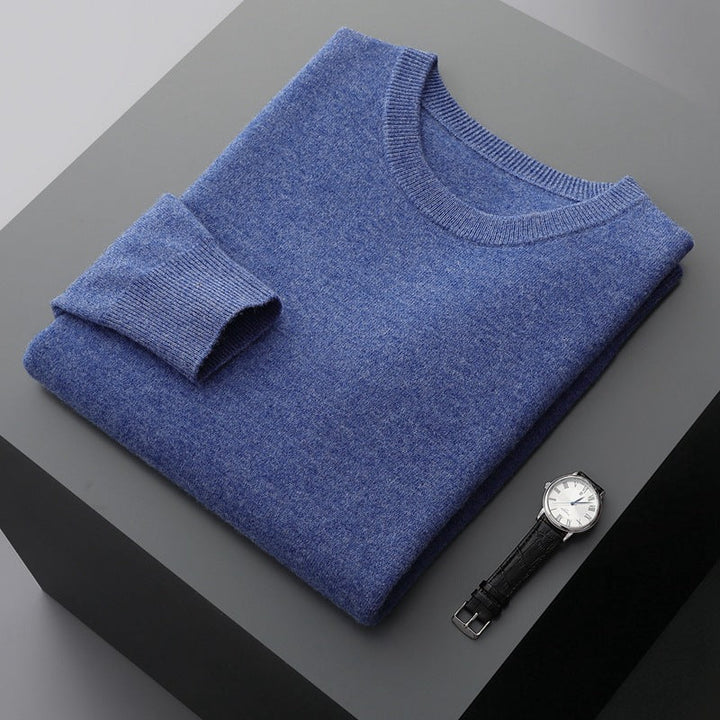 Moda uomo autunnale: pullover morbido a tinta unita con scollo tondo e maniche lunghe, ideale per ogni occasione.