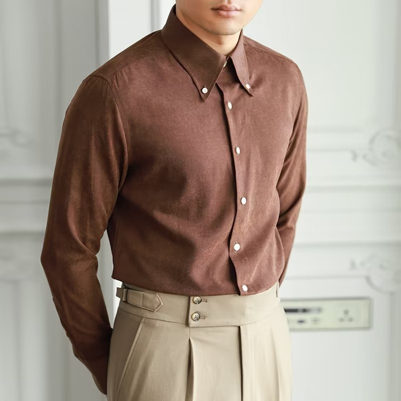 Camicia uomo manica lunga elegante marrone a tinta unita con bottoni, vestibilità comoda, perfetta per look casual e lavoro.