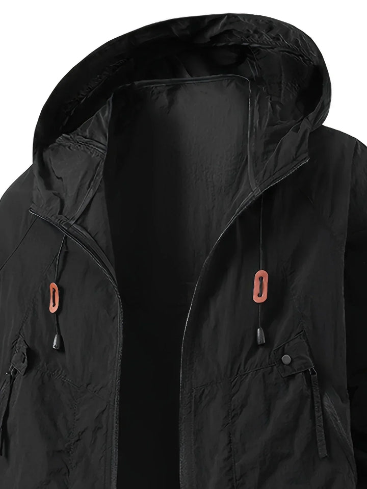 Abbigliamento sportivo uomo: giacca a vento con cappuccio, comoda e resistente al vento, versatile.