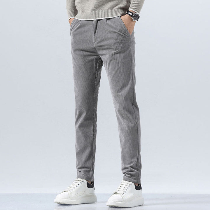 Pantaloni uomo slim fit testurizzati, versatili per outfit streetwear e casual. Design elegante e moderno per ogni stagione.