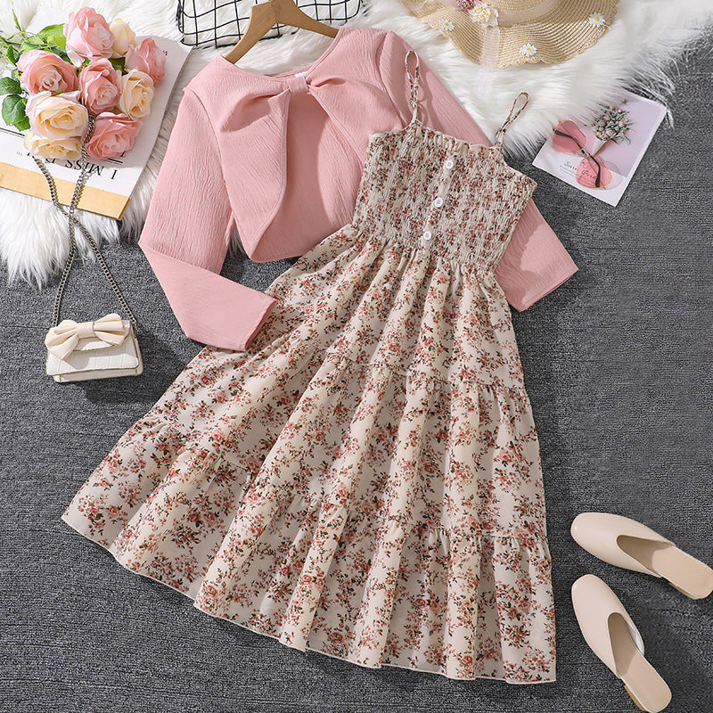 Abito donna corto floreale con maniche lunghe e spalline, comodo e trendy. Perfetto per il tempo libero.