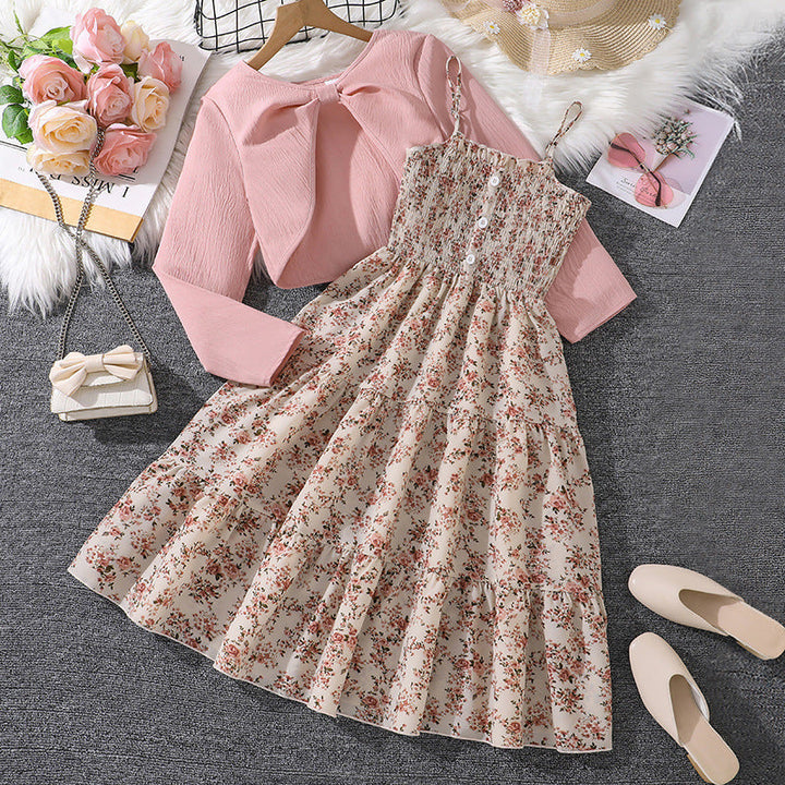 Abito donna corto floreale con maniche lunghe e spalline, comodo e trendy. Perfetto per il tempo libero.