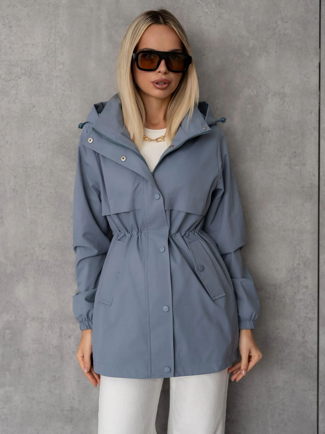 Giacca sportiva donna frontale con cappuccio, essenziale per comfort e moda casual quotidiana versatile.