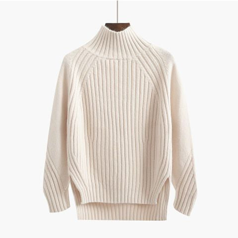 Morbido maglione donna a collo alto con maniche raglan. Ideale per comfort e stile quotidiano versatile.