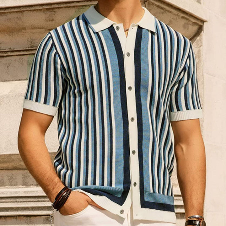 Polo classica uomo a righe blu scuro e nero, con colletto. Versatile per outfit casual e smart casual.