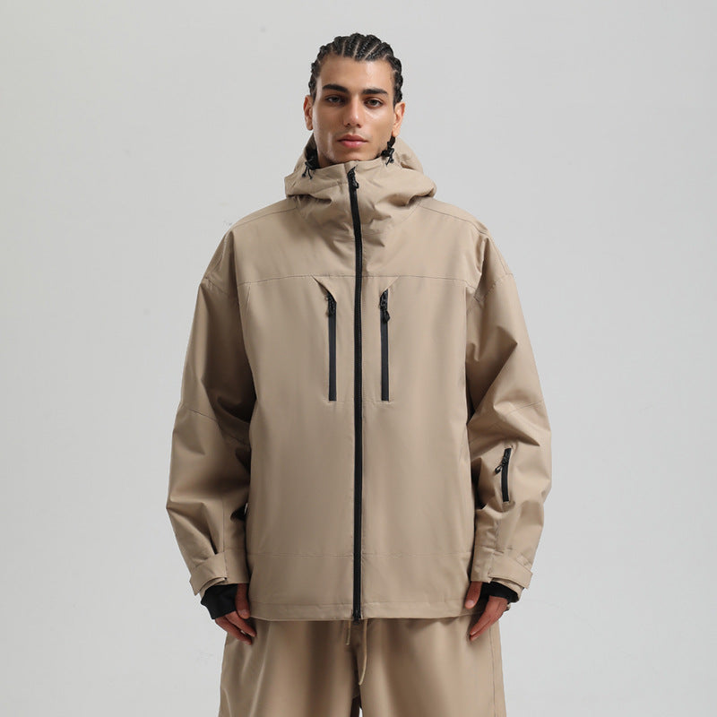 Vista posteriore giacca sci uomo traspirante e impermeabile. Ideale per sport invernali e outdoor.
