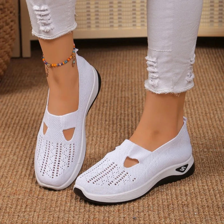 Sneakers slip on donna alla moda, traspiranti, con suola spessa, per un look casual-chic e comodo.