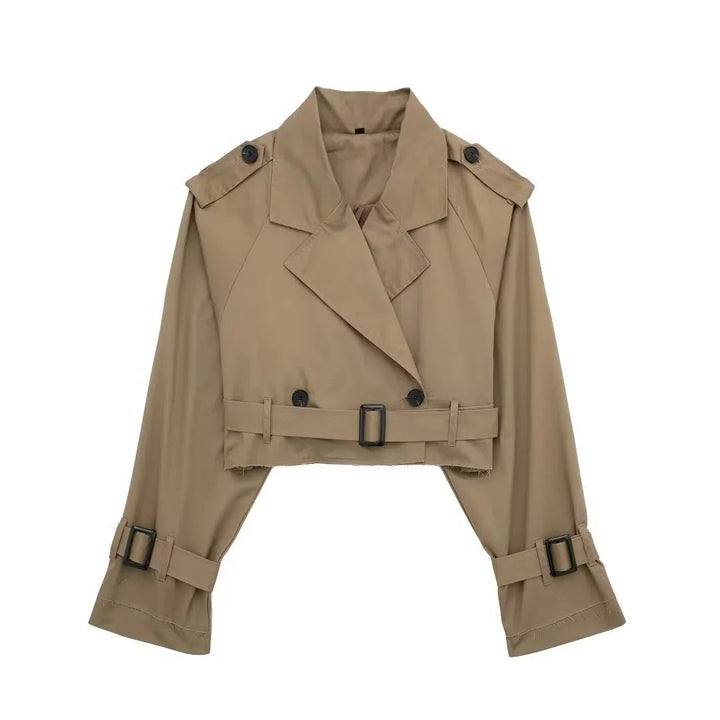 Dettaglio fronte di trench corto da donna, abbigliamento femminile moderno e confortevole.