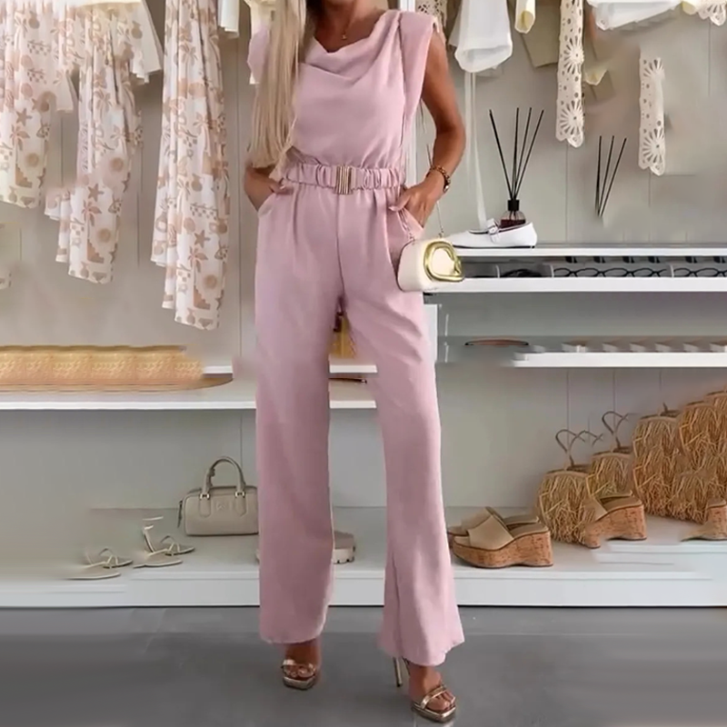 Tuta donna elegante senza maniche con scollo drappeggiato, fibbia in vita e pantaloni ampi. Look versatile.