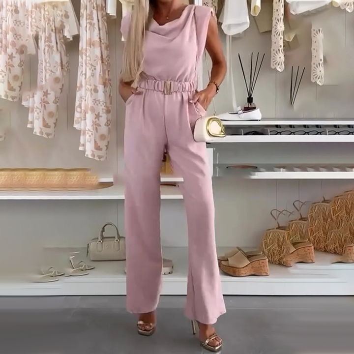 Tuta donna elegante senza maniche con scollo drappeggiato, fibbia in vita e pantaloni ampi. Look versatile.