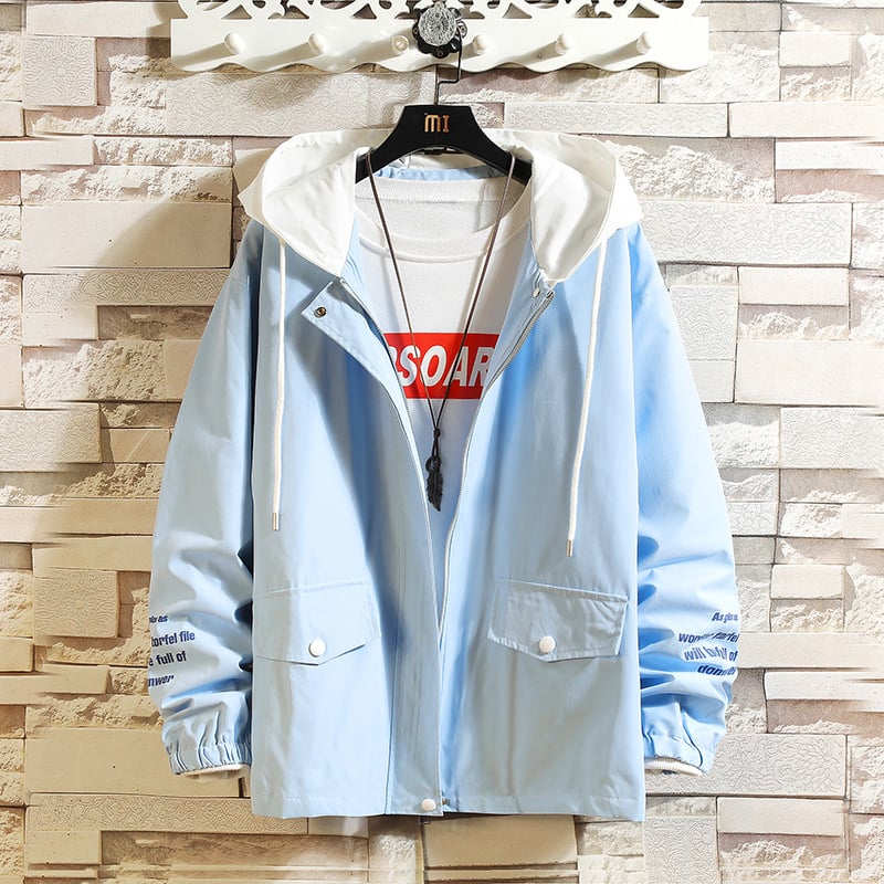 Felpa con cappuccio e cerniera da uomo. Giacca leggera versatile, perfetta per streetwear e look casual primaverile.