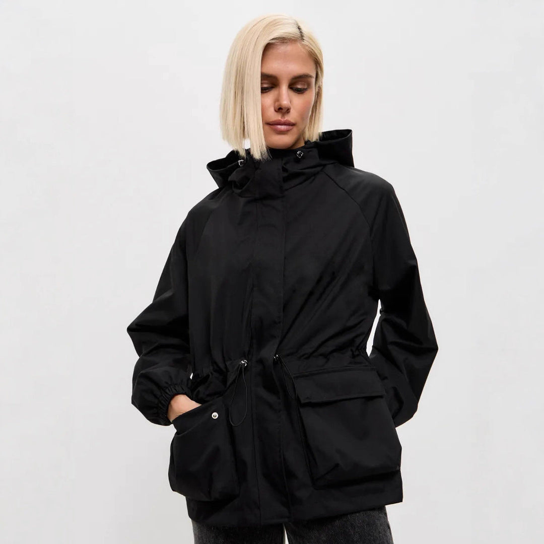 Look casual con la giacca donna leggera munita di cappuccio. Capospalla comodo per il tempo libero.