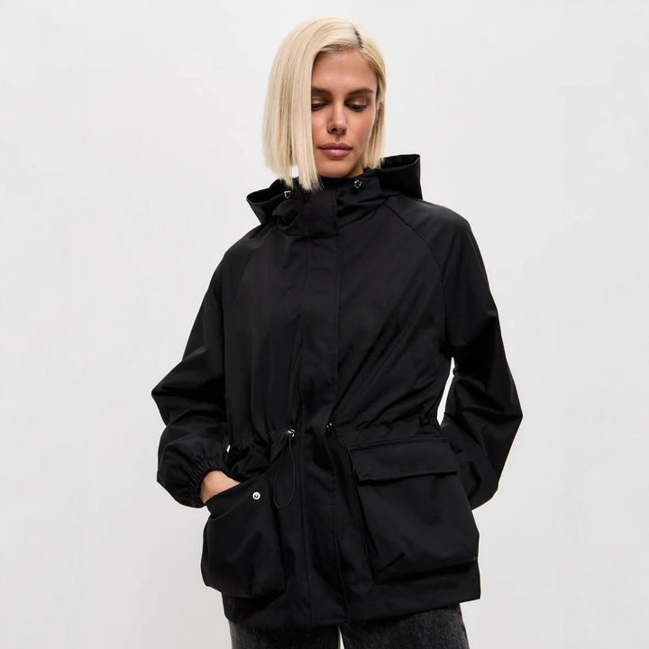 Look casual con la giacca donna leggera munita di cappuccio. Capospalla comodo per il tempo libero.