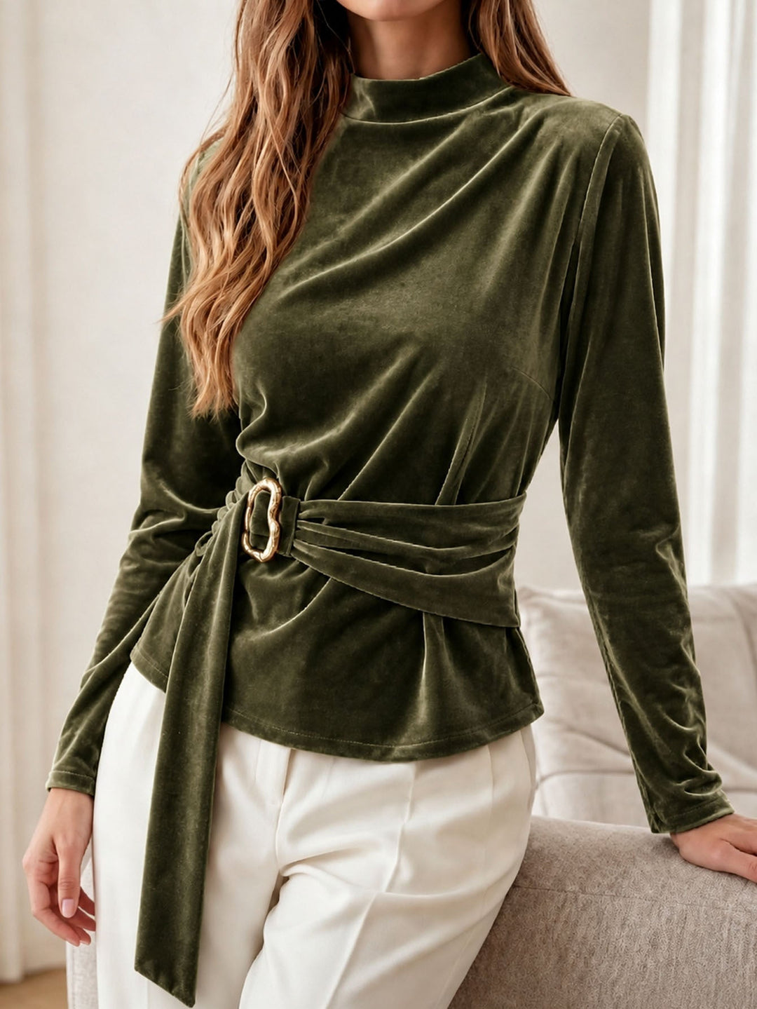 Top donna nero a maniche lunghe, taglio classico, versatile per outfit ufficio o casual elegante.
