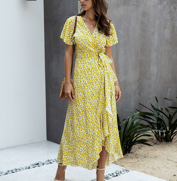 Abito floreale da donna stile avvolgente con volant, stampa vibrante per un look estivo e fresco.
