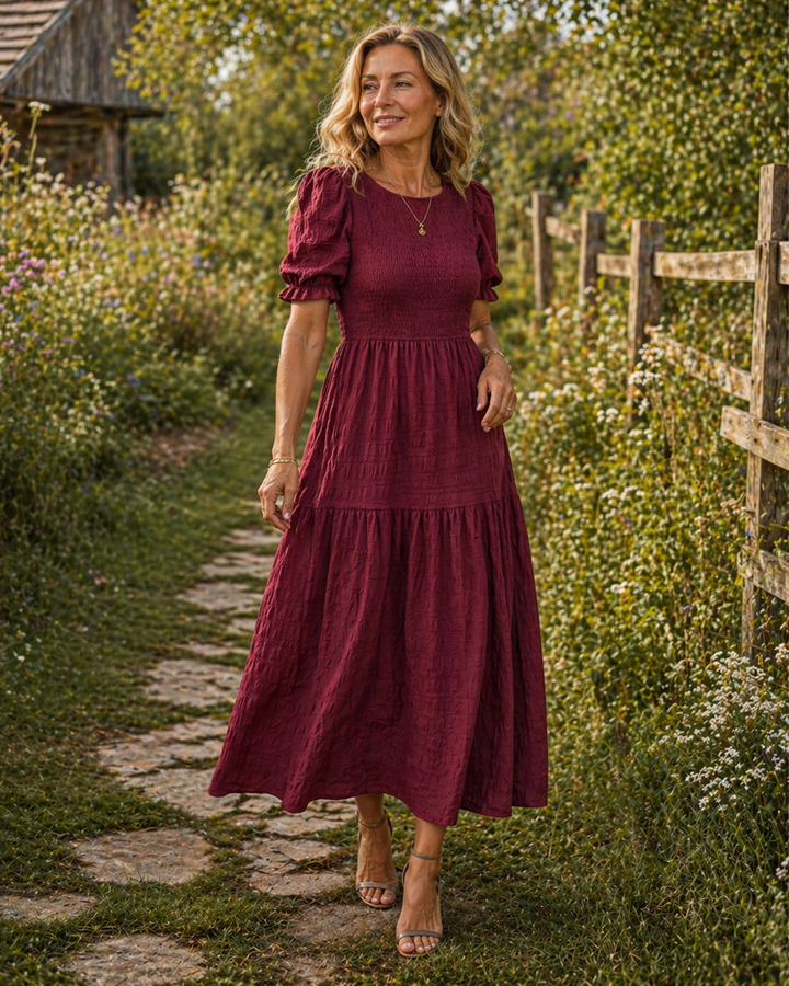 Maxi dress donna elegante, fluente, con dettagli maniche a sbuffo per un'immagine raffinata e alla moda.