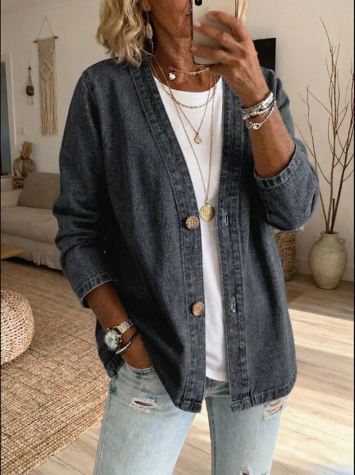 Cardigan donna stile denim con bottoni, capo essenziale per la moda femminile. Crea un look quotidiano comodo ed elegante.