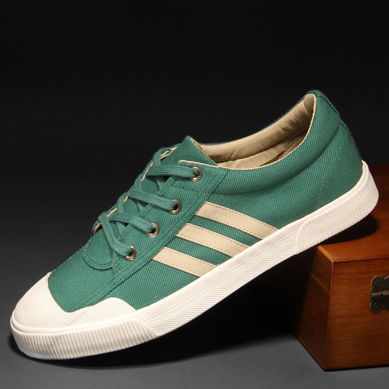 Calzature uomo: sneakers basse con lacci, versatili per outfit casual e quotidiani.