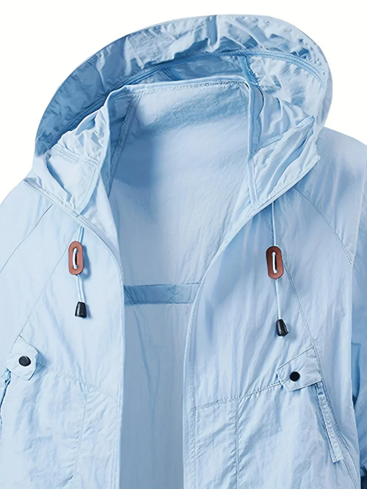 Giacca uomo casual con cappuccio, tessuto tecnico traspirante per un look versatile e sportivo.