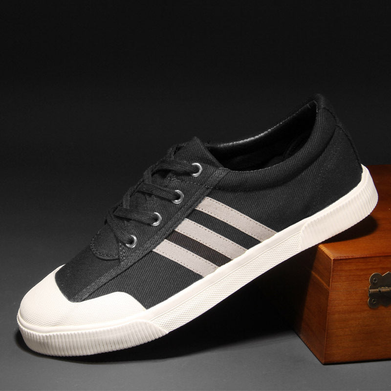 Sneakers basse uomo con lacci, ideali per un look casual quotidiano e passeggio.