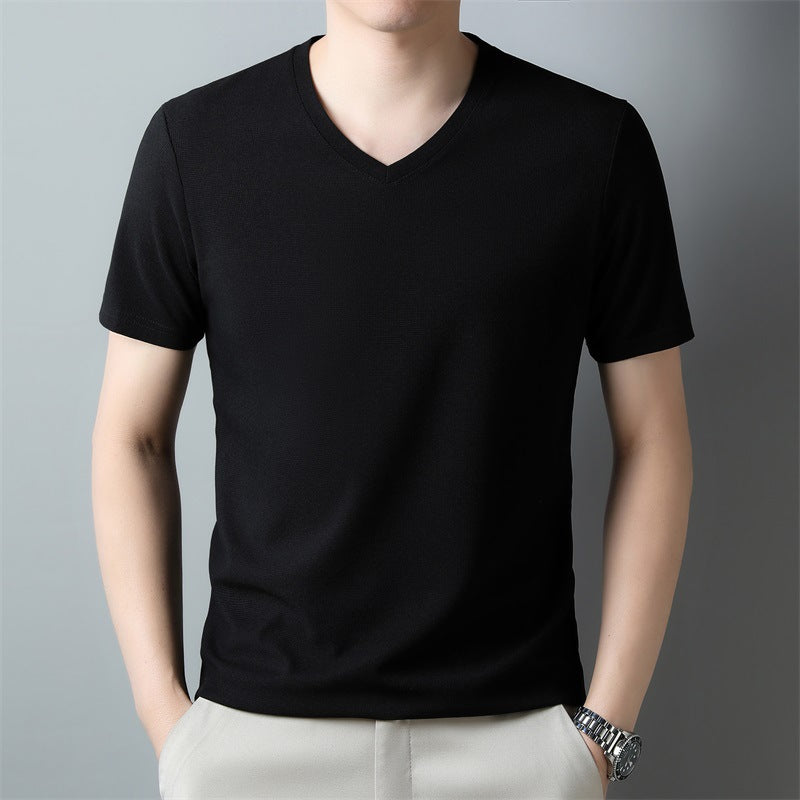 Maglietta uomo bianca scollo V, maniche corte. Vestibilità regolare per comfort estivo e stile casual quotidiano.