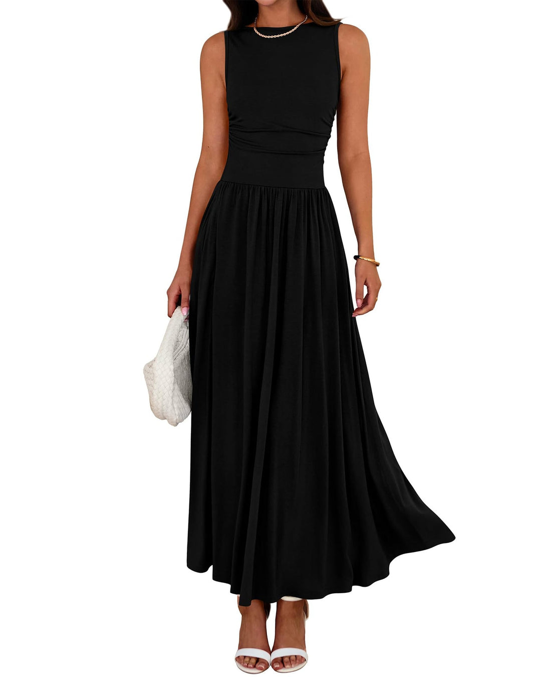 Donna indossa abito lungo fluido ed elegante. Movimento leggero e confortevole. Perfetto per l'estate.
