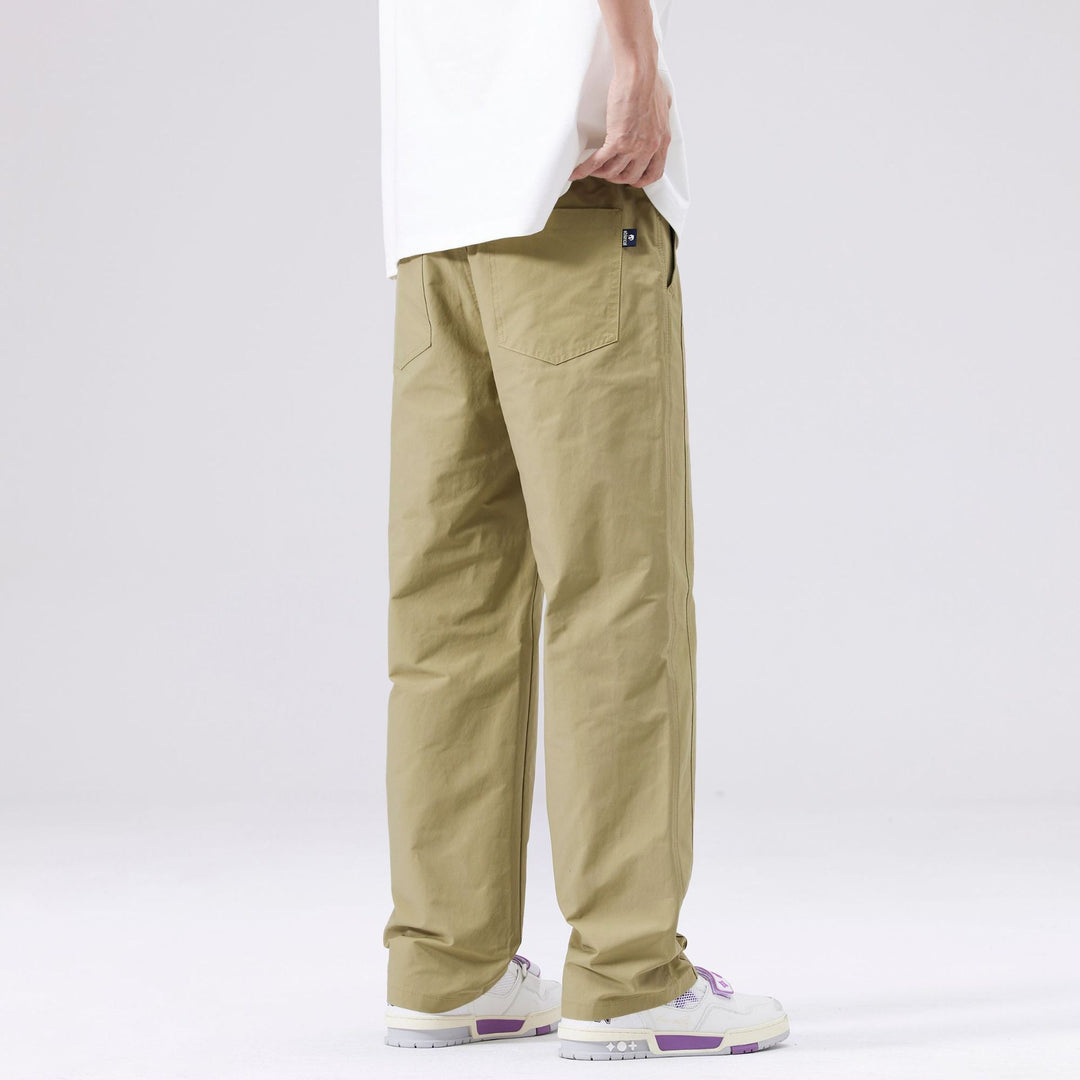 Pantaloni uomo neri, taglio casual con gamba dritta e vita media per una vestibilità comoda e uno stile streetwear.