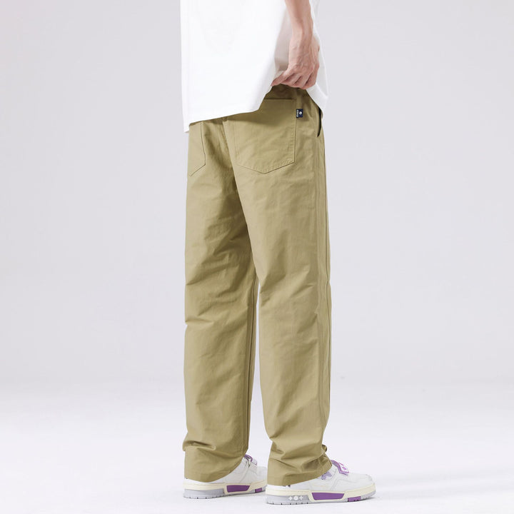 Pantaloni uomo neri, taglio casual con gamba dritta e vita media per una vestibilità comoda e uno stile streetwear.