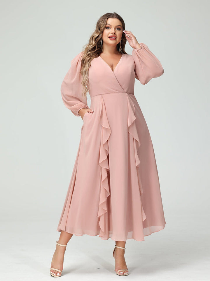 Moda femminile: abito elegante a trapezio blu, ideale per eventi serali.