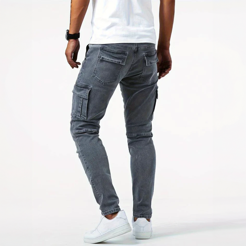 Jeans cargo uomo in denim blu scuro slim fit, stile casual e funzionale con dettagli curati.