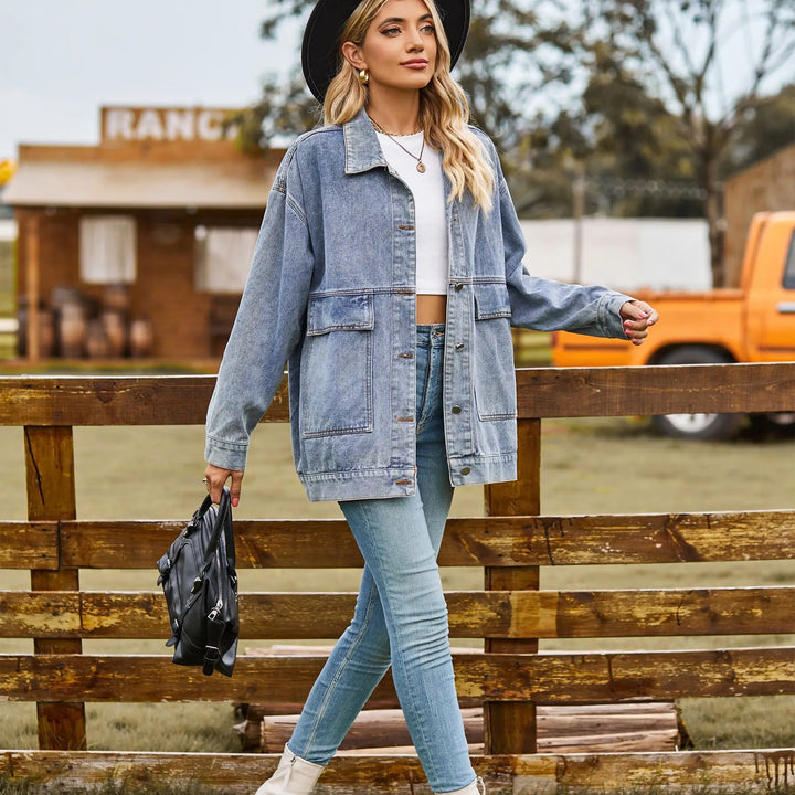 Giacca jeans oversize donna, moderna e comoda. Abbigliamento casual di tendenza per un look versatile.