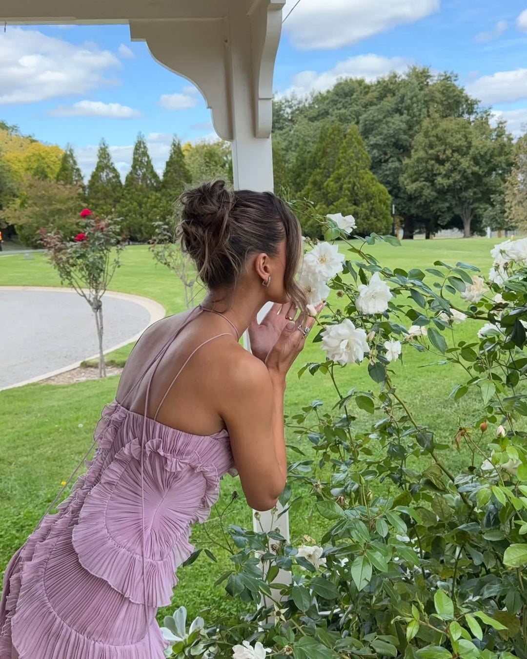 Abito donna lungo estivo elegante con schiena scoperta e dettaglio fiocco in vita, orlo a balze, per un look da festa.