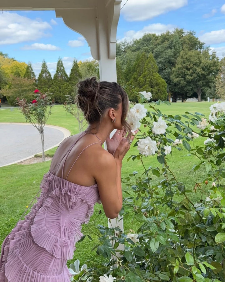 Abito donna lungo estivo elegante con schiena scoperta e dettaglio fiocco in vita, orlo a balze, per un look da festa.