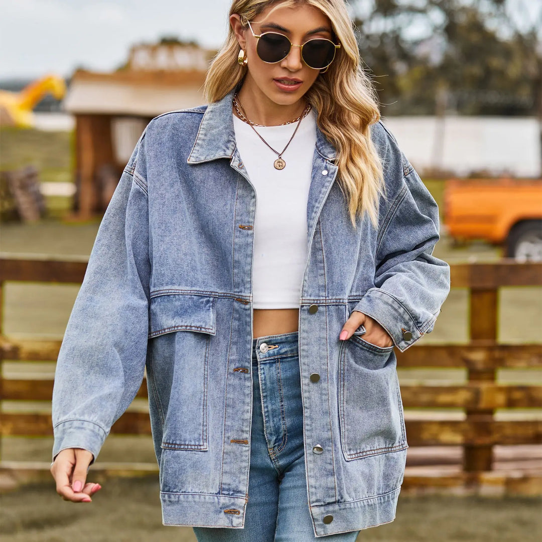 Giacca jeans oversize da donna, perfetta per un look casual e alla moda. Ideale per l'abbigliamento quotidiano.