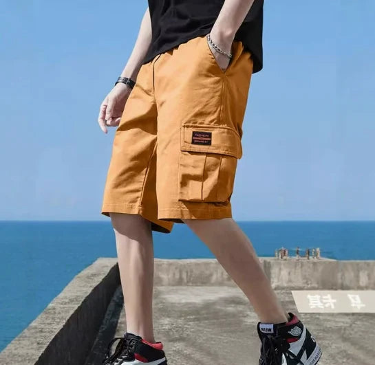 Pantaloncini cargo uomo con tasche, estivi e versatili, perfetti per un look pratico e funzionale.