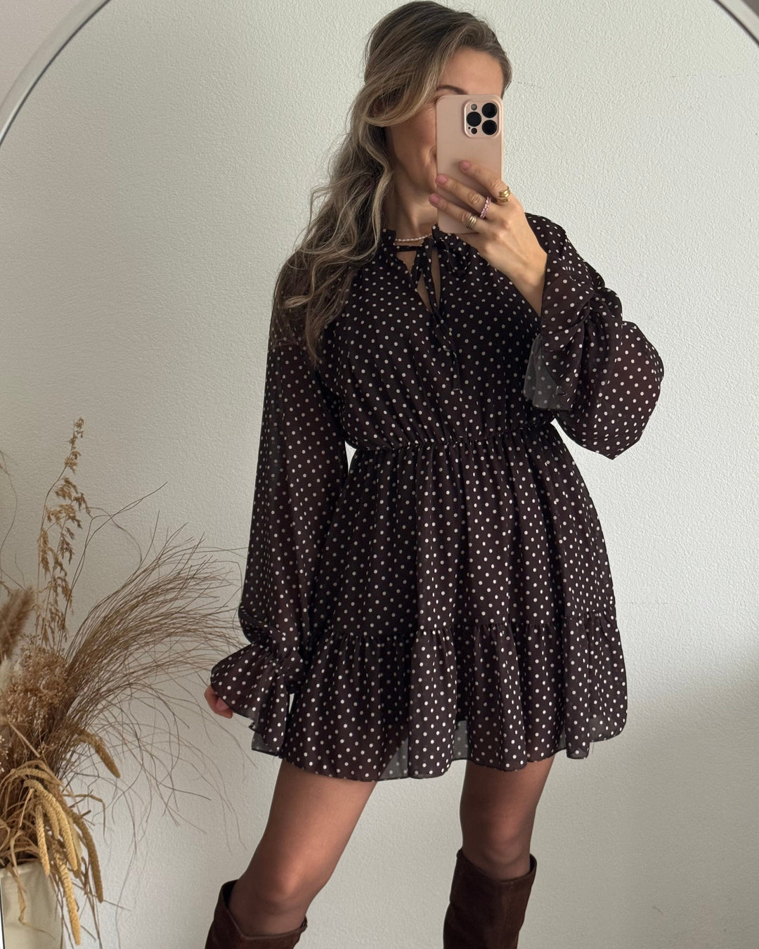 Abito estivo donna marrone a pois con vita elastica e maniche lunghe. Vestito versatile per look casual chic, primavera estate.