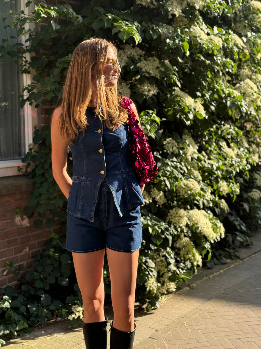 Set donna due pezzi estivo: gilet denim e shorts, ideale per vacanze e look casual chic. Colore blu scuro.