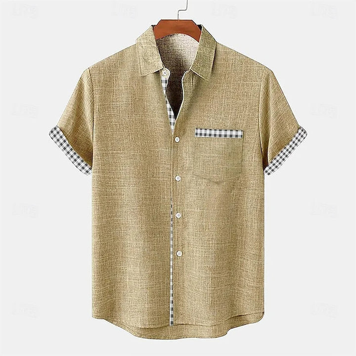 Camicia uomo casual con dettagli gingham, bottoni e maniche corte. Perfetta per un look estivo e giovanile.