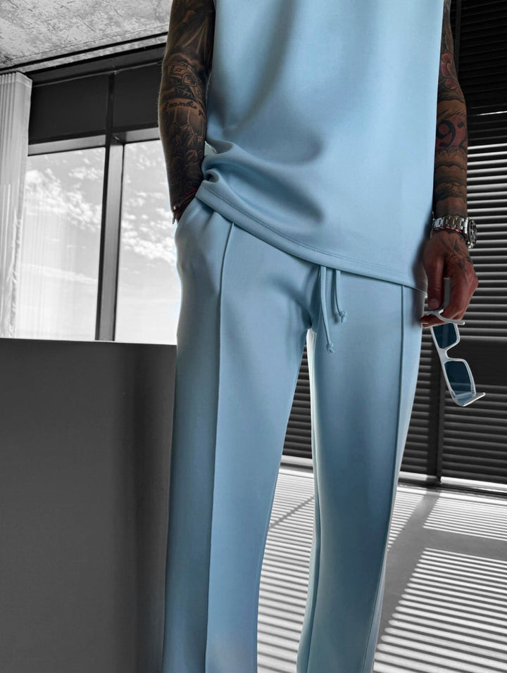 Abbigliamento comfort uomo: completo lounge con top senza maniche e pantaloni sartoriali di qualità.