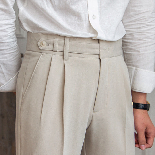 Pantaloni uomo sartoriali di alta qualità con fibbia regolabile, per un abbigliamento business elegante e formale.