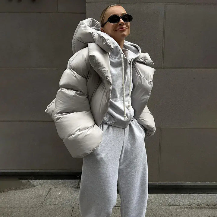 Giacca invernale da donna con cappuccio, trapuntata per il massimo calore. Design elegante e alla moda.